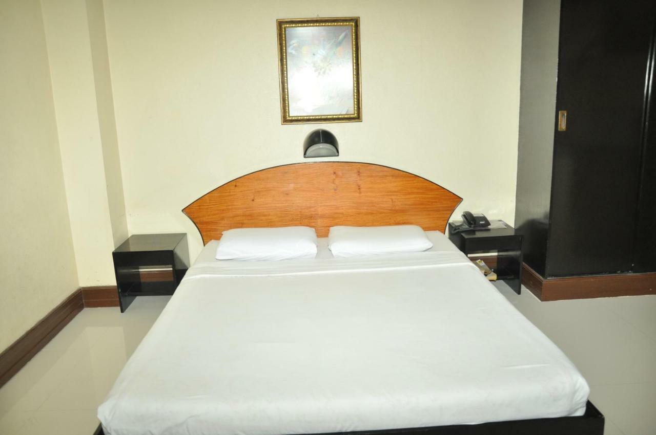 Paragon Suites Cebu Bagian luar foto